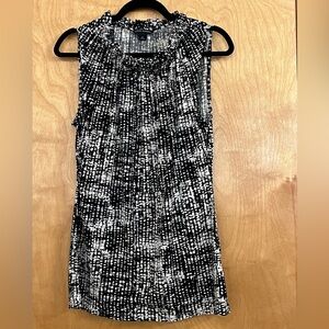 Banana Republic Blk/Wht Sleeveless Blouse M